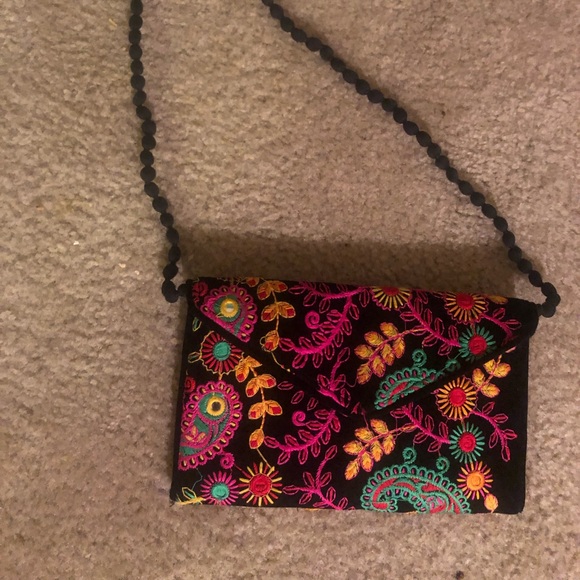 Beautifully embroidered clutch - Picture 3 of 5